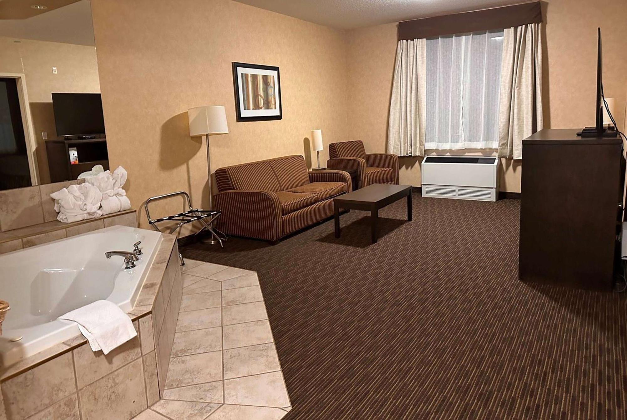 Ramada By Wyndham Estevan Eksteriør bilde
