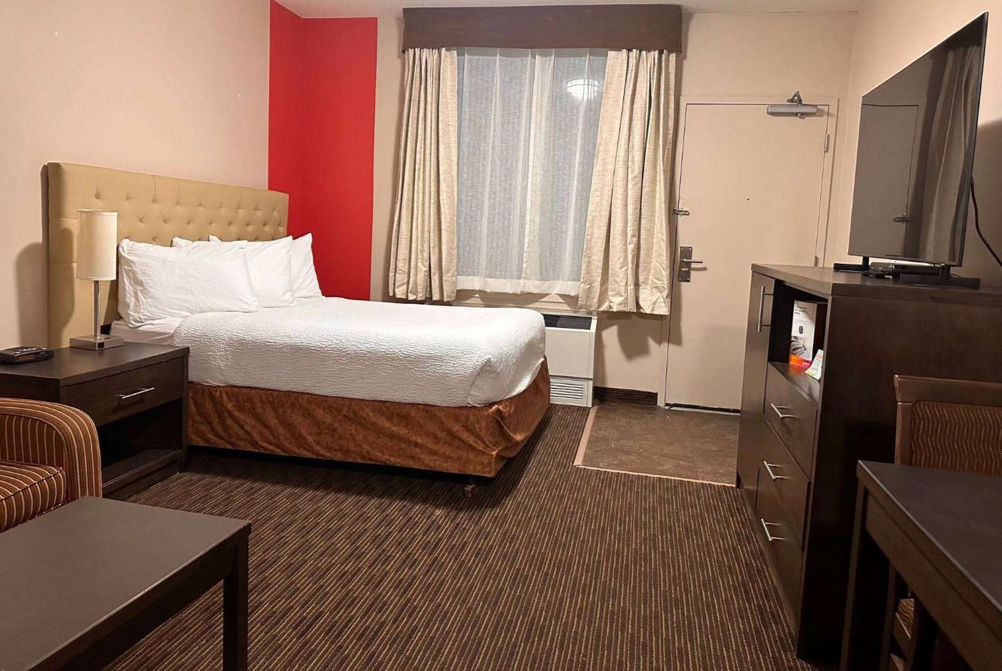 Ramada By Wyndham Estevan Eksteriør bilde