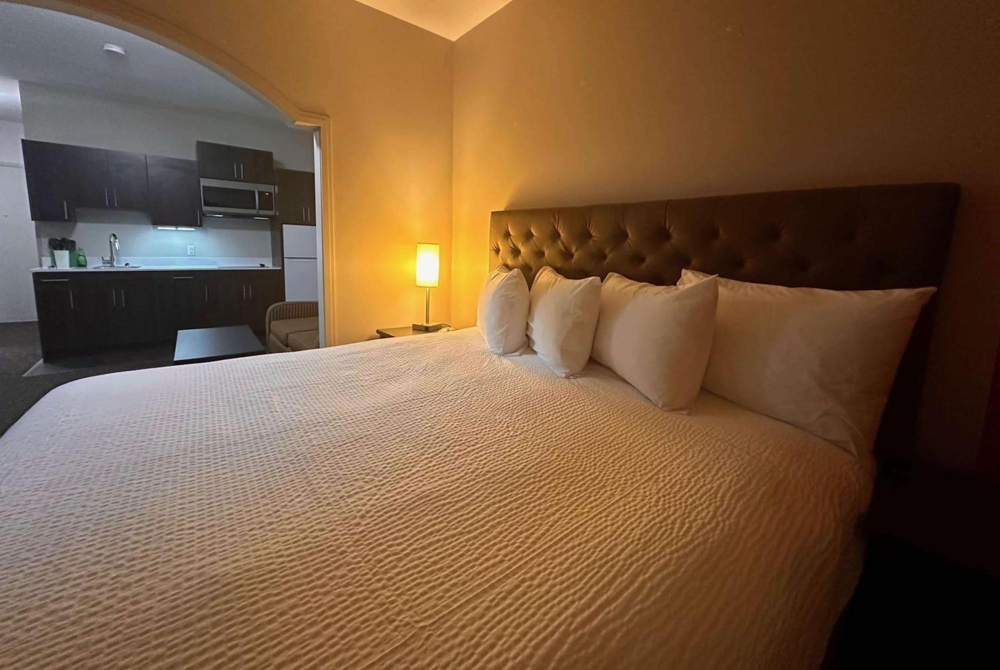 Ramada By Wyndham Estevan Eksteriør bilde