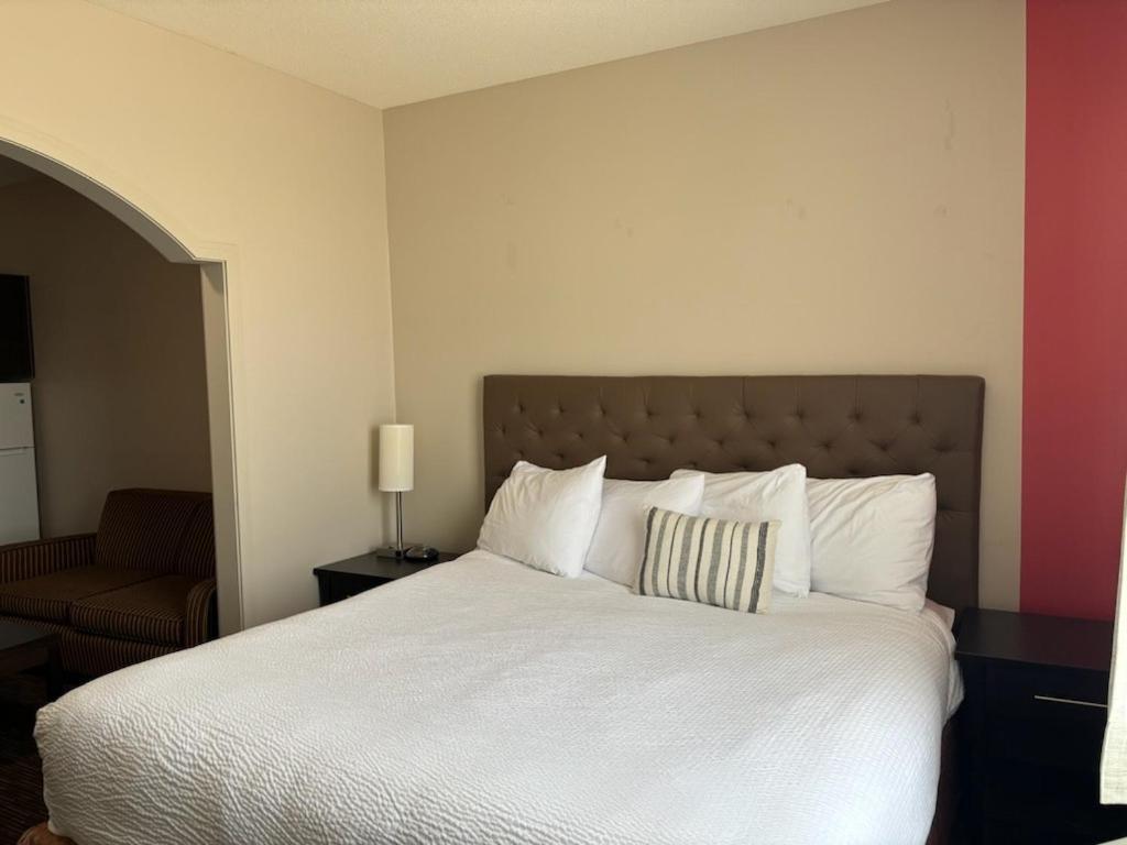 Ramada By Wyndham Estevan Eksteriør bilde